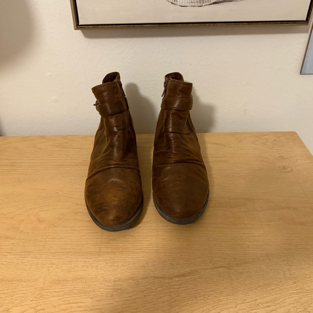 BareTraps Women’s Tan Leather Boots